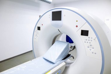 Hastanede modern bir tomografi tarayıcısı. Hasta masası olan, bilgisayarlı bir tomografi makinesi, ve tesisin bodrum katında temiz bir sağlık odasında çeşitli yedek ekipman ve parlak duvarlar..