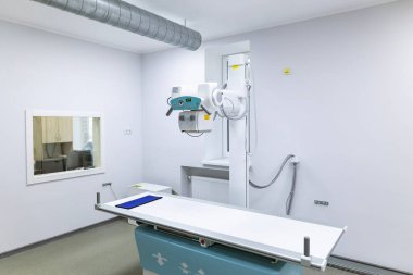 Yenilikçi, çok işlevli bir X-ray tanı sistemi, yüksek görüntü kalitesi ve esnek X-ray muayeneleri sunar, steril bir tıbbi odada durur..