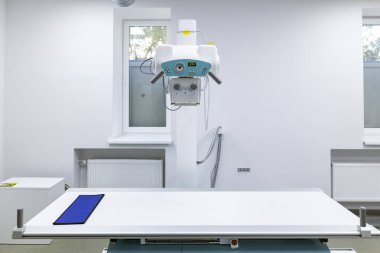 Yenilikçi, çok işlevli bir X-ray tanı sistemi, yüksek görüntü kalitesi ve esnek X-ray muayeneleri sunar, steril bir tıbbi odada durur..
