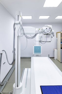 Yenilikçi, çok işlevli bir X-ray tanı sistemi, yüksek görüntü kalitesi ve esnek X-ray muayeneleri sunar, steril bir tıbbi odada durur..
