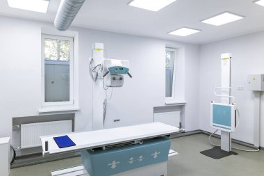 Yenilikçi, çok işlevli bir X-ray tanı sistemi, yüksek görüntü kalitesi ve esnek X-ray muayeneleri sunar, steril bir tıbbi odada durur..