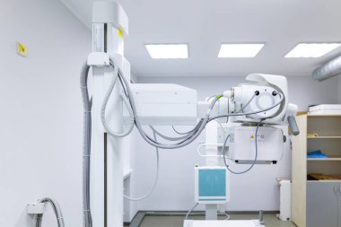 Yenilikçi, çok işlevli bir X-ray tanı sistemi, yüksek görüntü kalitesi ve esnek X-ray muayeneleri sunar, steril bir tıbbi odada durur..