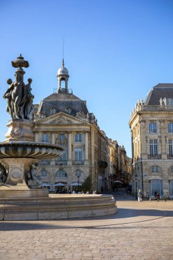 Bordeaux, Fransa - 23 Kasım 2021: Place de la Bourse, görkemli tarihi binalarla çevrili Fontaine des Trois Graces 'i sunar..
