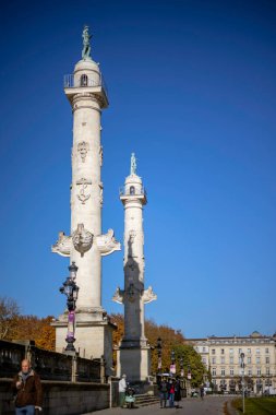 Bordeaux, Fransa - 23 Kasım 2021: Quinconces Meydanı 'ndaki Girondins Anıtı' nın iki rostral sütunu ticaret ve navigasyonu sembolize ediyor.