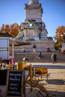 Bordeaux, Fransa - 23 Kasım 2021: İnsanlar Quinconces Meydanı 'ndaki sıcak sonbahar güneşli Weahter Anıtı ve Fontaine du Char du Triomphe de la Concorde yakınlarında dinleniyor.