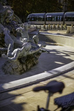 Bordeaux, Fransa - 23 Kasım 2021: Bir TBM tramvayı, Quinconces Meydanı 'ndaki Girondins Anıtı yakınlarındaki bir uçak ağacı sokağının altında son durağında..