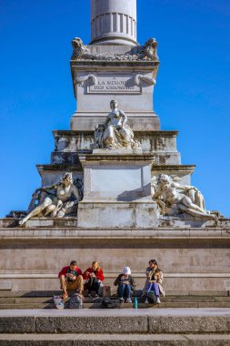 Bordeaux, Fransa - 23 Kasım 2021: İnsanlar Quinconces Meydanı 'ndaki sıcak sonbahar güneşli Weahter Anıtı ve Fontaine du Char du Triomphe de la Concorde yakınlarında dinleniyor.