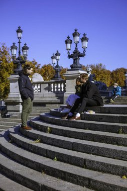Bordeaux, Fransa - 23 Kasım 2021: İnsanlar Quinconces Meydanı 'ndaki sıcak sonbahar güneşli Weahter Anıtı ve Fontaine du Char du Triomphe de la Concorde yakınlarında dinleniyor.
