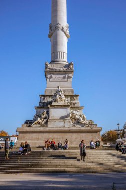 Bordeaux, Fransa - 23 Kasım 2021: İnsanlar Quinconces Meydanı 'ndaki sıcak sonbahar güneşli Weahter Anıtı ve Fontaine du Char du Triomphe de la Concorde yakınlarında dinleniyor.