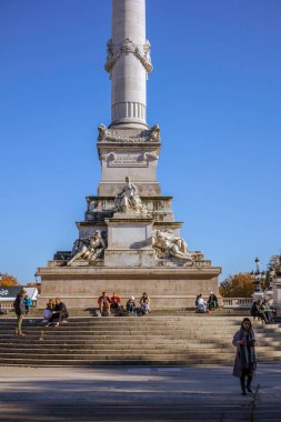 Bordeaux, Fransa - 23 Kasım 2021: İnsanlar Quinconces Meydanı 'ndaki sıcak sonbahar güneşli Weahter Anıtı ve Fontaine du Char du Triomphe de la Concorde yakınlarında dinleniyor.