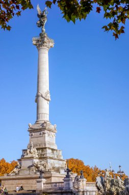 Bordeaux, Fransa - 23 Kasım 2021: İnsanlar Quinconces Meydanı 'ndaki sıcak sonbahar güneşli Weahter Anıtı ve Fontaine du Char du Triomphe de la Concorde yakınlarında dinleniyor.