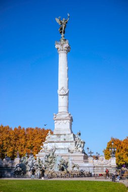 Bordeaux, Fransa - 23 Kasım 2021: İnsanlar Quinconces Meydanı 'ndaki sıcak sonbahar güneşli Weahter Anıtı ve Fontaine du Char du Triomphe de la Concorde yakınlarında dinleniyor.