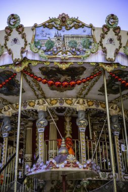 Bordeaux, Fransa - 23 Kasım 2021: Allees de Tourny 'deki Noel pazarında bulunan Le Carrousel de Tourny' nin bir parçası. Bordeaux, Gironde, Yeni Aquitaine, Fransa.