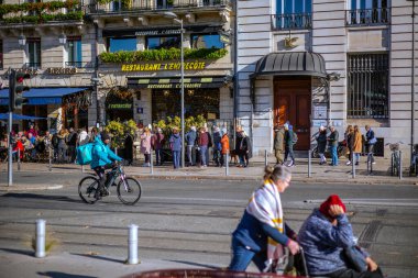 Bordeaux, Fransa - 23 Kasım 2021: Rue du 30 Juillet 'teki popüler L' Entrecote restoranında öğle yemeği kuyruğu. Bordeaux, Gironde, Yeni Aquitaine, Fransa.