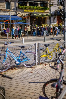 Bordeaux, Fransa - 23 Kasım 2021: Rue du 30 Temmuz 'da popüler L' Entrecote restoranında öğle yemeği kuyruğu. İki şehir bisikleti, sarı ve mavi, bir caddede çitin yanına park edilmiş. Bordeaux, Fransa.
