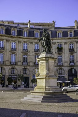 Bordeaux, Fransa - 23 Kasım 2021: Marquis de Tourny 'nin bronz heykeli şehir meydanında, klasik binaların desteklediği bir heykel. Bordeaux, Gironde, Yeni Aquitaine, Fransa.