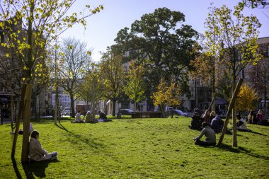 Bordeaux, Fransa - 23 Kasım 2021: Gambetta Meydanı 'ndaki halka açık park, güneşli bir sonbahar gününde insanların çimlerde dinlendiği yer. Bordeaux, Gironde, Yeni Aquitaine, Fransa.