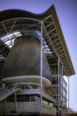 Bordeaux, Fransa - 23 Kasım 2021: Richard Rogers tarafından tasarlanan ve çarpıcı cam cepheler ve belirgin konik ahşap mahkeme salonlarının yer aldığı modern Mahkeme Yargı Mahkemesi. Bordeaux, Fransa.