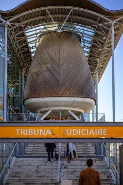 Bordeaux, Fransa - 23 Kasım 2021: Richard Rogers tarafından tasarlanan ve çarpıcı cam cepheler ve belirgin konik ahşap mahkeme salonlarının yer aldığı modern Mahkeme Yargı Mahkemesi. Bordeaux, Fransa.