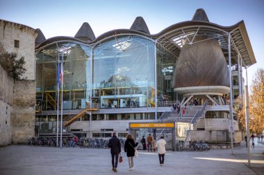 Bordeaux, Fransa - 23 Kasım 2021: Richard Rogers tarafından tasarlanan ve çarpıcı cam cepheler ve belirgin konik ahşap mahkeme salonlarının yer aldığı modern Mahkeme Yargı Mahkemesi. Bordeaux, Fransa.