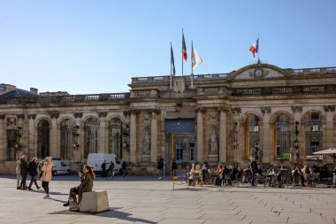 Bordeaux, Fransa - 23 Kasım 2021: Rohan Meydanı 'ndaki Bordeaux Belediye Binası' nın önündeki Le Cafe Rohan açık hava masaları. Bordeaux, Gironde, Yeni Aquitaine, Fransa.