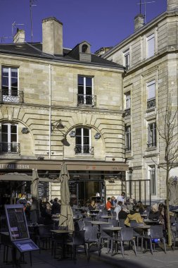 Bordeaux, Fransa - 23 Kasım 2021: Le Cafe Rohan, çok sayıda müşterisi olan bir açık kafe, 