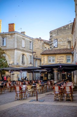 Bordeaux, Fransa - 23 Kasım 2021: Saint-Projet Meydanı 'nda, arka planda siyah şemsiyeler ve klasik binaların altında sayısız masa bulunan 