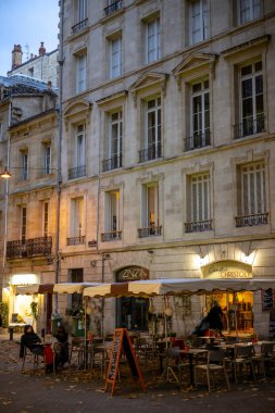 Bordeaux, Fransa - 23 Kasım 2021: Klasik binalar ve açık hava kafeleri 