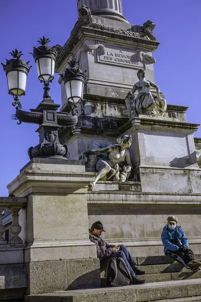 Bordeaux, Fransa - 23 Kasım 2021: İnsanlar Quinconces Meydanı 'ndaki sıcak sonbahar güneşli Weahter Anıtı ve Fontaine du Char du Triomphe de la Concorde yakınlarında dinleniyor.
