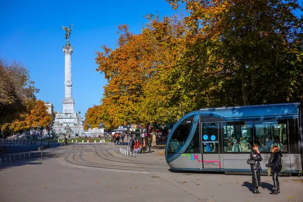 Bordeaux, Fransa - 23 Kasım 2021: Bir TBM tramvayı, Quinconces Meydanı 'ndaki Girondins Anıtı yakınlarındaki bir uçak ağacı sokağının altında son durağında..