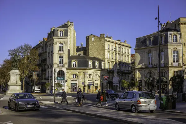 Bordeaux, Fransa - 23 Kasım 2021: Marquis de Tourny 'nin bronz heykeli şehir meydanında, klasik binaların desteklediği bir heykel. Bordeaux, Gironde, Yeni Aquitaine, Fransa.