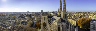 St. Andrew Katedrali 'nin Pey Berland Kulesi' nden çarpıcı panoramik şehir manzarası. Güzel, güneşli, güneşli bir akşam, Bordeaux, Gironde, Yeni Aquitaine, Fransa..