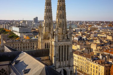 St. Andrew Katedrali 'nin Pey Berland Kulesi' nden çarpıcı panoramik şehir manzarası. Güzel, güneşli, güneşli bir akşam, Bordeaux, Gironde, Yeni Aquitaine, Fransa..