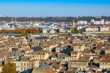 Orta ve kuzeydoğu Bordeaux 'nun panoramik manzarası, yoğun eski şehir çatılarını, bir nehir, köprü ve tepeleri ve mavi gökyüzünün altında binaları gösteriyor. Bordeaux, Fransa.