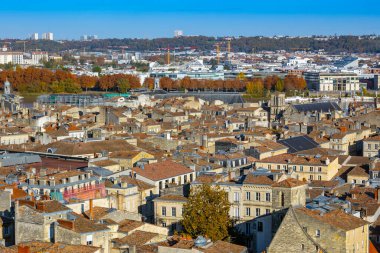 Orta ve kuzeydoğu Bordeaux 'nun panoramik manzarası, yoğun eski şehir çatılarını, bir nehir, köprü ve tepeleri ve mavi gökyüzünün altında binaları gösteriyor. Bordeaux, Fransa.