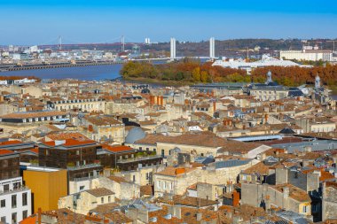 Kuzey Bordeaux 'nun panoramik manzarası, Garonne Nehri, Pont d' Aquitaine ve Pont Jacques Chaban-Delmas mavi gökyüzünün altında. Bordeaux, Gironde, Yeni Aquitaine, Fransa.