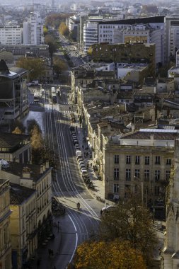 Tour Pey Berland 'dan Bordeaux' daki Rue des Ferres Bonie ve Cr Marchal Juin 'in panoramik manzarası, tramvay rayları, araçlar, yayalar, klasik binalar ve sonbahar ağaçları. Bordeaux, Fransa.