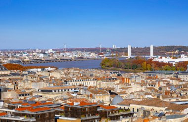 Kuzey Bordeaux 'nun panoramik manzarası, Garonne Nehri, Pont d' Aquitaine ve Pont Jacques Chaban-Delmas mavi gökyüzünün altında. Bordeaux, Gironde, Yeni Aquitaine, Fransa.