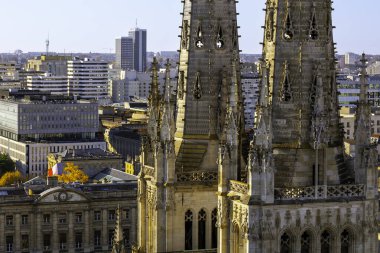 St. Andrew Katedrali 'nin Pey Berland Kulesi' nden çarpıcı panoramik şehir manzarası. Güzel, güneşli, güneşli bir akşam, Bordeaux, Gironde, Yeni Aquitaine, Fransa..