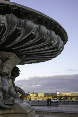 Fontaine des Trois Graces, Garonne Nehri kıyısındaki Place de la Bourse 'da bulunan üç kadın heykelinin heykeli. Bordeaux, Gironde, Yeni Aquitaine, Fransa.