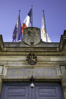 Bordeaux 'daki Hotel de Ville' in (Belediye Binası) ön cephesinde Bordeaux arması ve üç bayrak bulunmaktadır (AB, Ulusal Fransızca ve Bordeaux şehri). Bordeaux, Gironde, Yeni Aquitaine, Fransa.