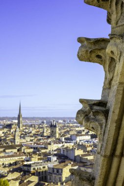 Bordeaux 'nun tarihi şehir merkezinin panoramik manzarası kırmızı kiremitli çatılar, Grosse Cloche, Fleche de la Basilique Saint-Michel ve Tour Pey Berland. Bordeaux, Gironde, Yeni Aquitaine, Fransa.