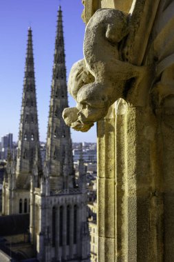 The Tour Pey Berland gözlem güvertesinden bir hava görüntüsü. Cathedrale Saint-Andre 'nin Gotik kuleleri. Önünde taş heykeller var. Bordeaux, Gironde, Yeni Akitanya, Fransa.