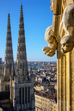 The Tour Pey Berland gözlem güvertesinden bir hava görüntüsü. Cathedrale Saint-Andre 'nin Gotik kuleleri. Önünde taş heykeller var. Bordeaux, Gironde, Yeni Akitanya, Fransa.