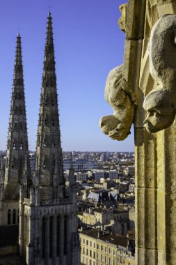 The Tour Pey Berland gözlem güvertesinden bir hava görüntüsü. Cathedrale Saint-Andre 'nin Gotik kuleleri. Önünde taş heykeller var. Bordeaux, Gironde, Yeni Akitanya, Fransa.