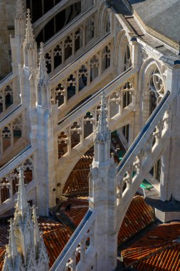 Saint-Andre Katedrali Gotik çatı çizgisi, uçan payandalar, kuleler ve karmaşık mimari detaylar. The Tour Pey Berland gözlem güvertesinden görüntü. Bordeaux, Gironde, Yeni Aquitaine, Fransa.