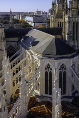 Saint-Andre Katedrali Gotik çatı çizgisi, uçan payandalar, kuleler ve karmaşık mimari detaylar. The Tour Pey Berland gözlem güvertesinden görüntü. Bordeaux, Gironde, Yeni Aquitaine, Fransa.