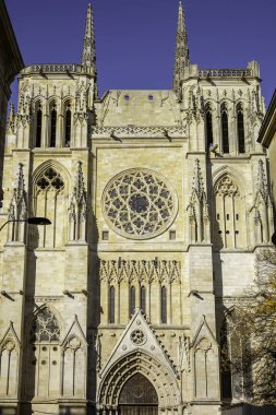 Cathdrale Saint-Andre 'de ayrıntılı bir Gotik gül penceresi ve süslü taş oymalarla dolu ayrıntılı bir cephe bulunur. Bordo şarabı. Fransa