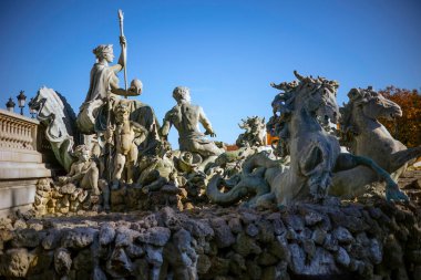 Bordeaux, Fransa - 23 Kasım 2021: The Fontaine du Char du Triomphe de la Republique, kraliyet asası tutan bir cumhuriyetçi figürü içermektedir..
