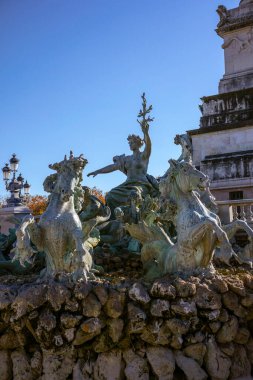 Bordeaux, Fransa - 23 Kasım 2021: The Fontaine du Char du Triomphe de la Concorde merkezi bir Truth figürü, deniz atları ve barış, kardeşlik ve aile alegorileri içerir..